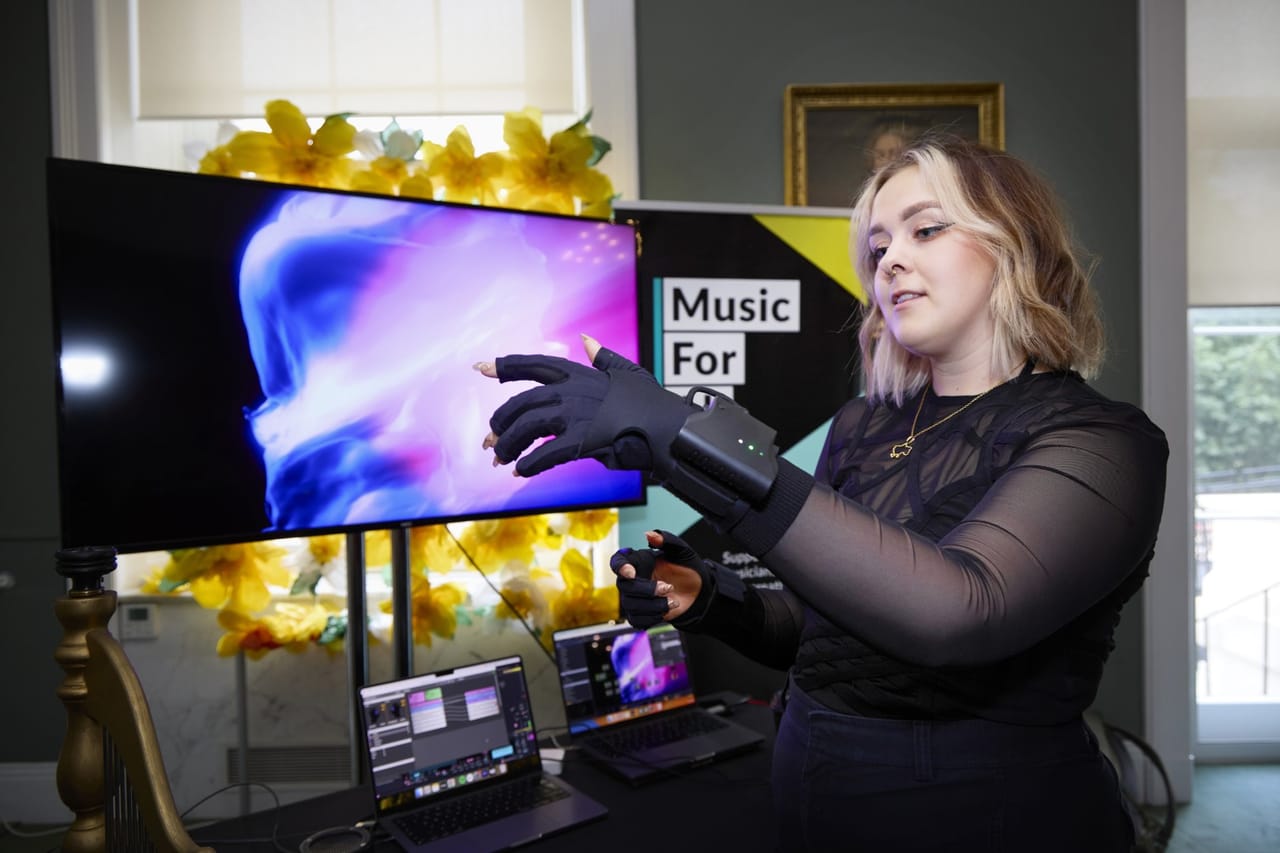 Popstar Noelle demonstrating the Mimu Gloves.